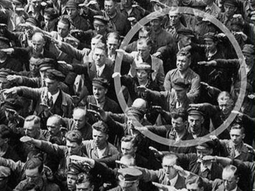 Hitler August Landmesser de braços cruzados durante saudação nazista